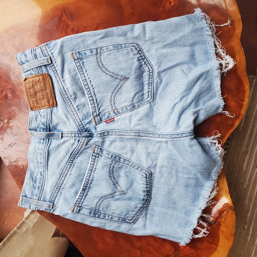 Levis ribcage vintage wash shorts